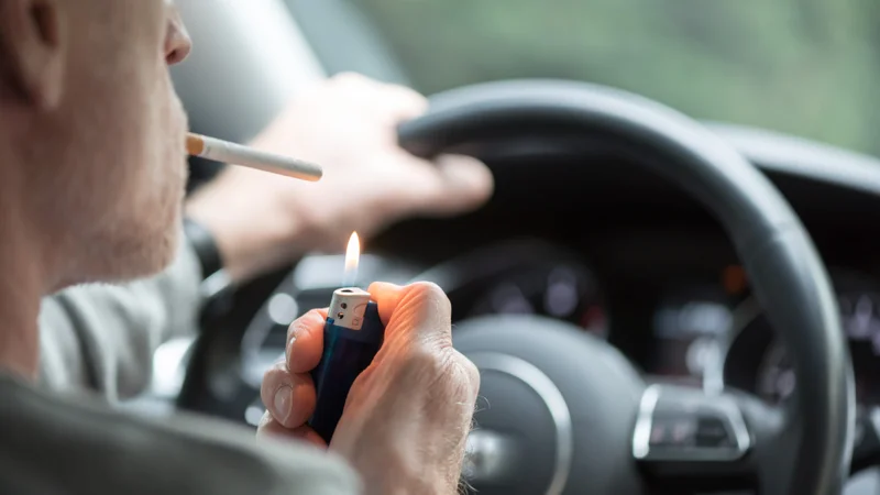 Una persona al volante de un coche